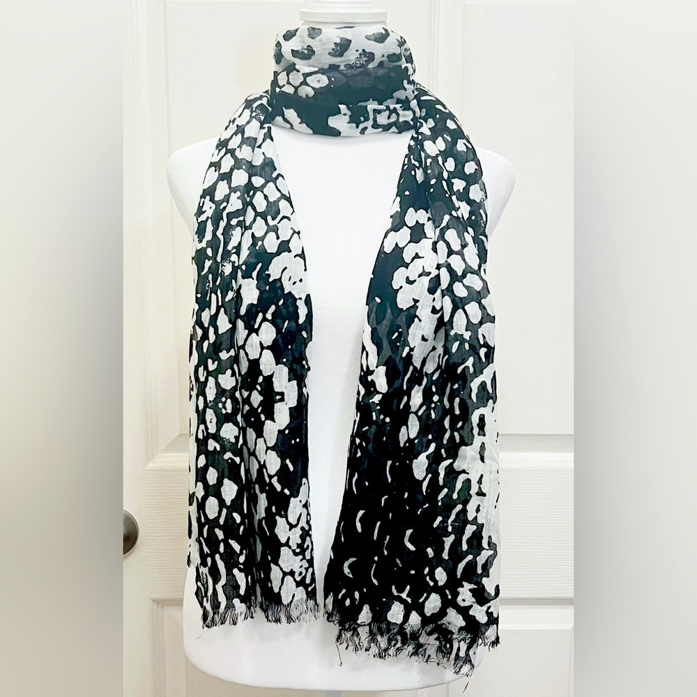 Simply Vera Wang Black White Abstract Shawl Wrap